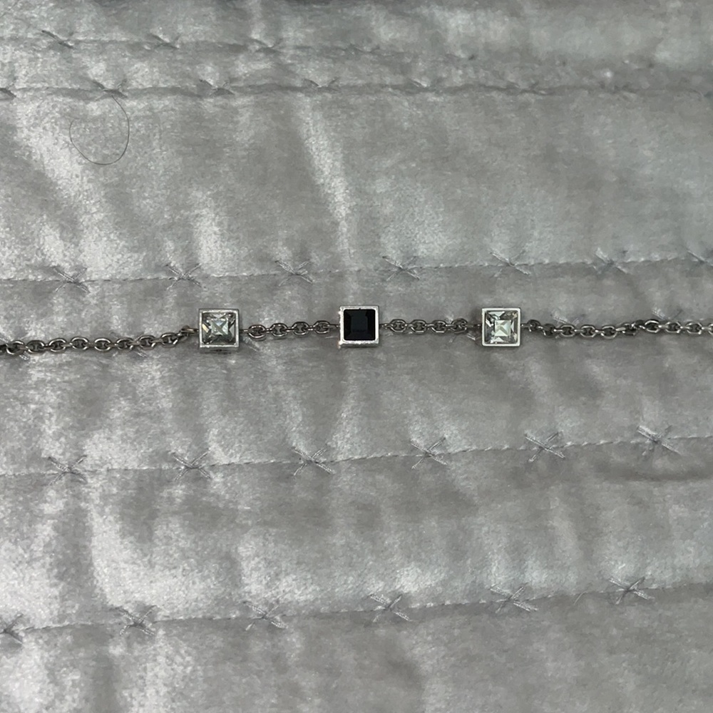 Louis Vuitton necklace excellent condition - Picture 8 of 8